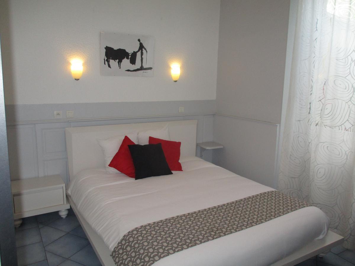 Hotel La Tour Des Fees Quissac  外观 照片
